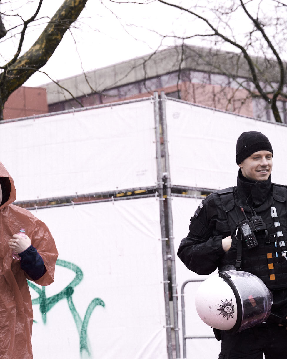 Kölner Karneval 2024; Weiberfastnacht im Regen; Köln; Zülpicherstraße