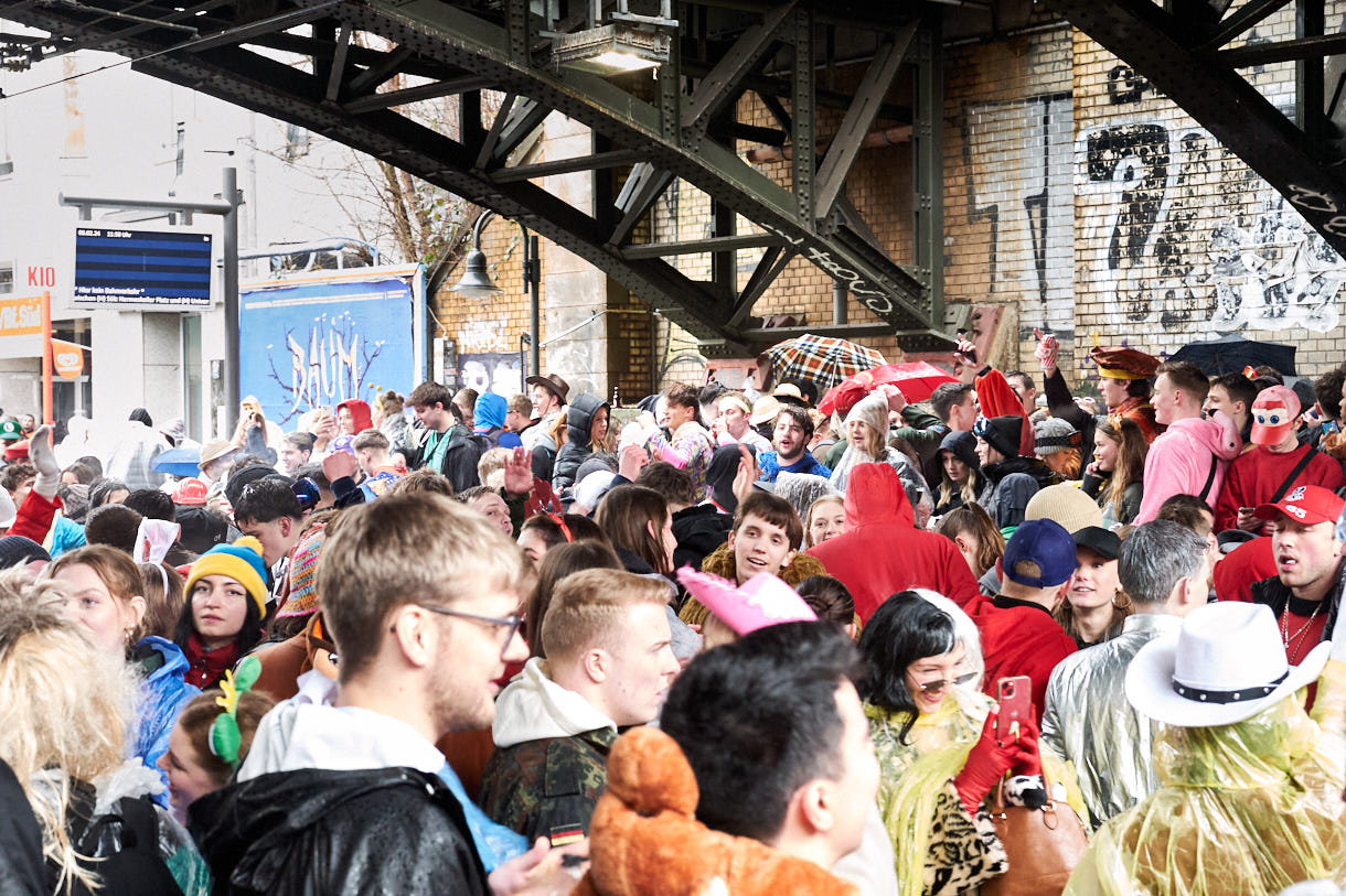Kölner Karneval 2024; Weiberfastnacht im Regen; Köln; Zülpicherstraße