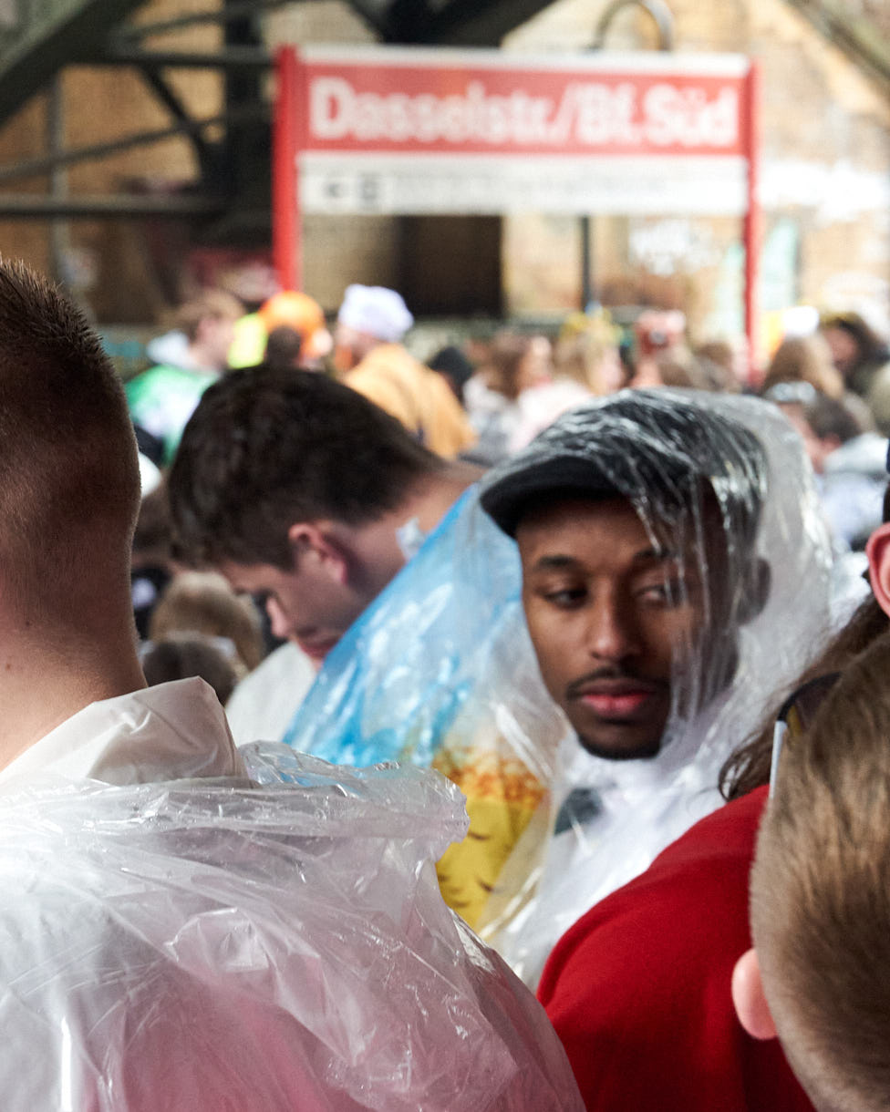 Kölner Karneval 2024; Weiberfastnacht im Regen; Köln; Zülpicherstraße