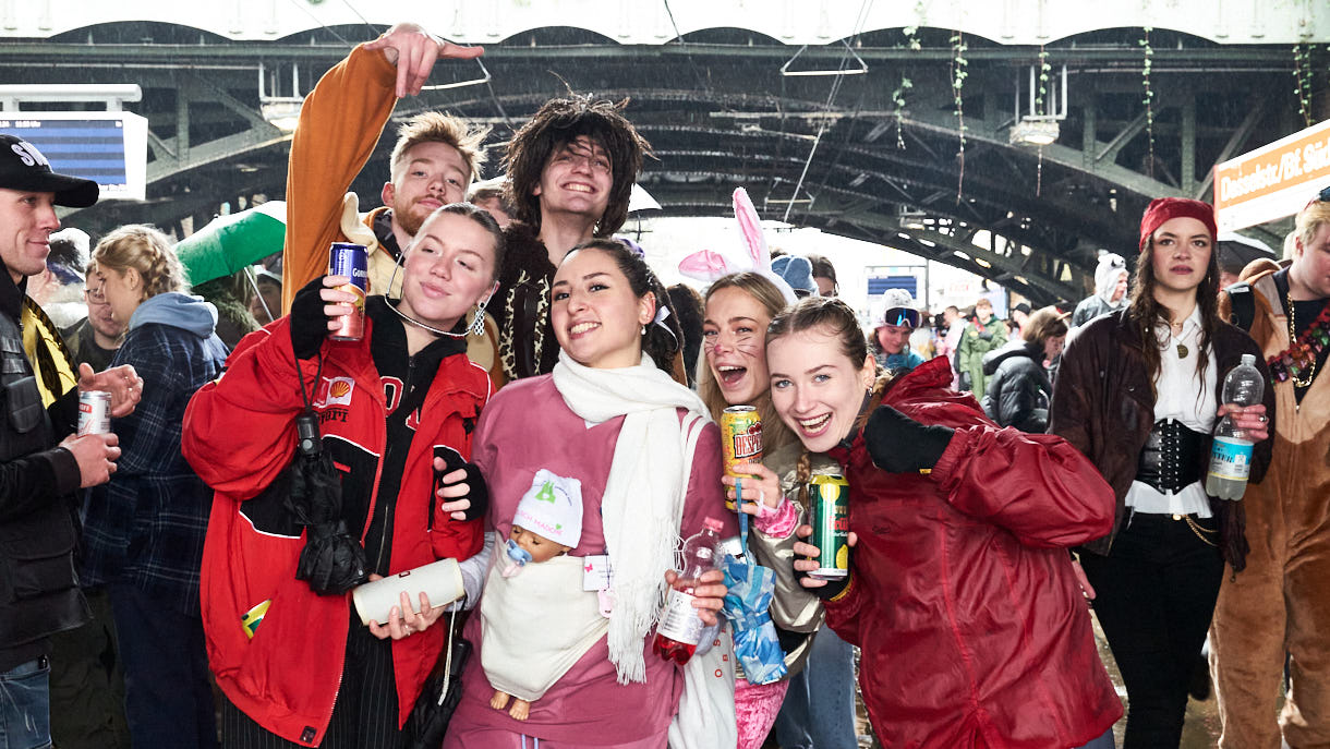 Kölner Karneval 2024; Weiberfastnacht im Regen; Köln; Zülpicherstraße