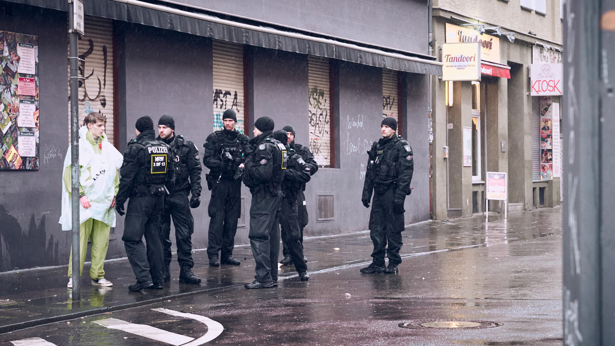 Kölner Karneval 2024; Weiberfastnacht im Regen; Köln; Zülpicherstraße