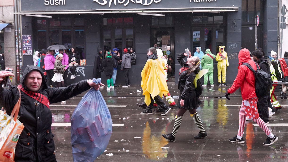 Kölner Karneval 2024; Weiberfastnacht im Regen; Köln; Zülpicherstraße