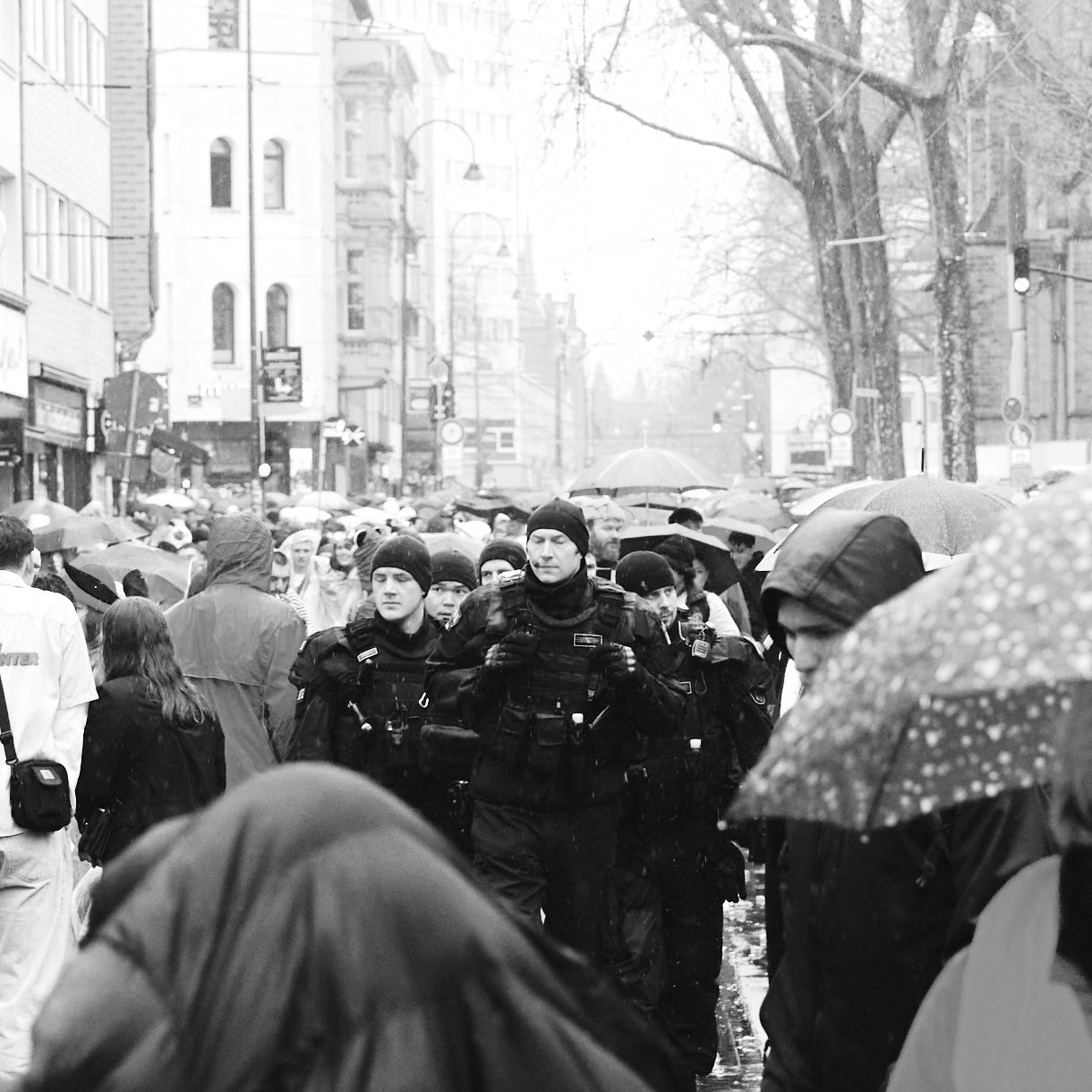 Kölner Karneval 2024; Weiberfastnacht im Regen; Köln; Zülpicherstraße