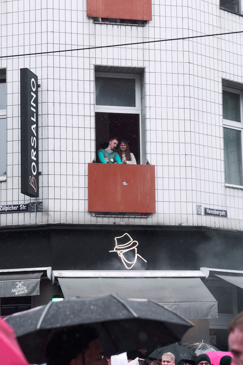 Kölner Karneval 2024; Weiberfastnacht im Regen; Köln; Zülpicherstraße