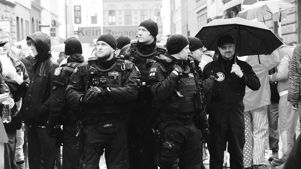 Kölner Karneval 2024; Weiberfastnacht im Regen; Köln; Zülpicherstraße