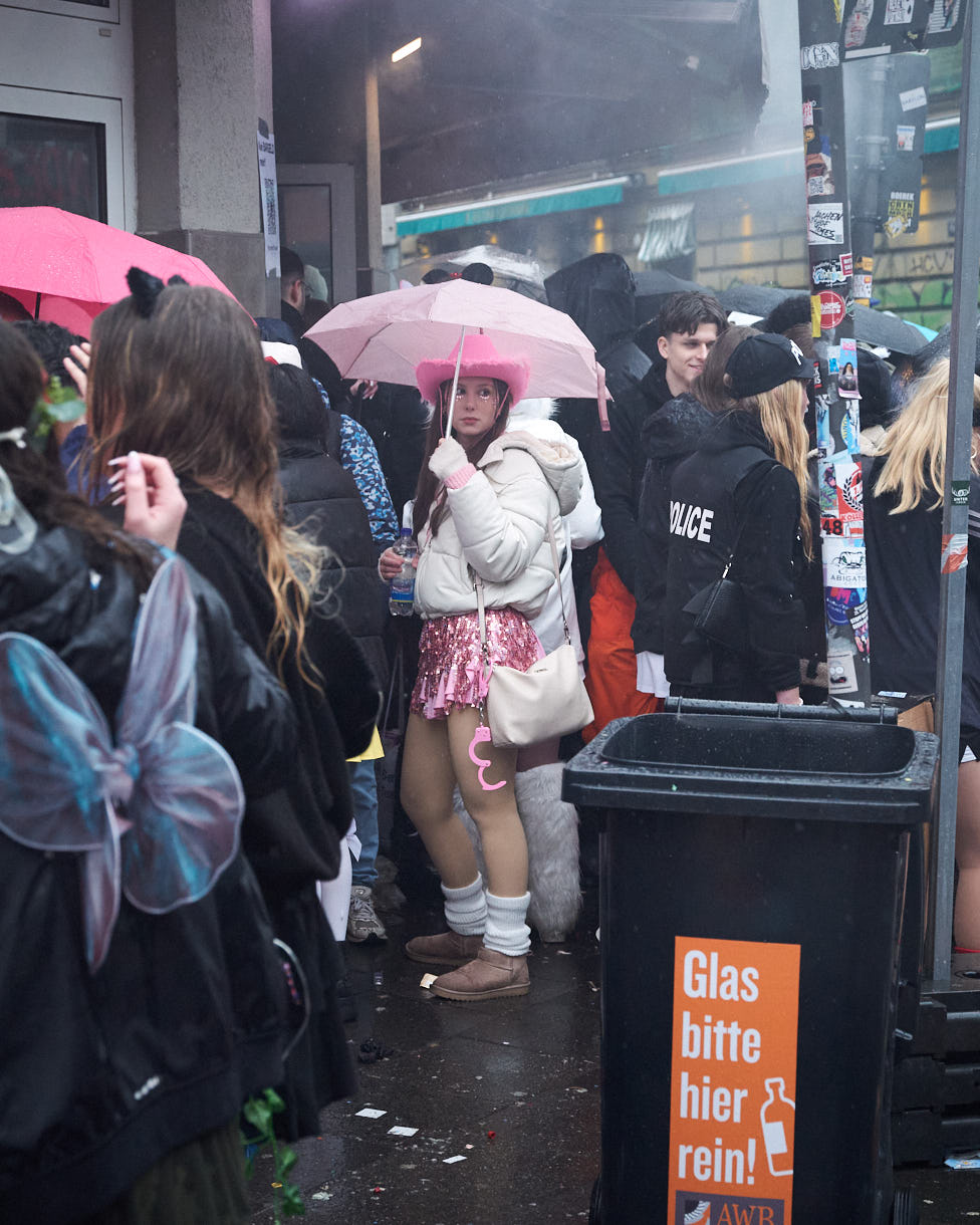 Kölner Karneval 2024; Weiberfastnacht im Regen; Köln; Zülpicherstraße