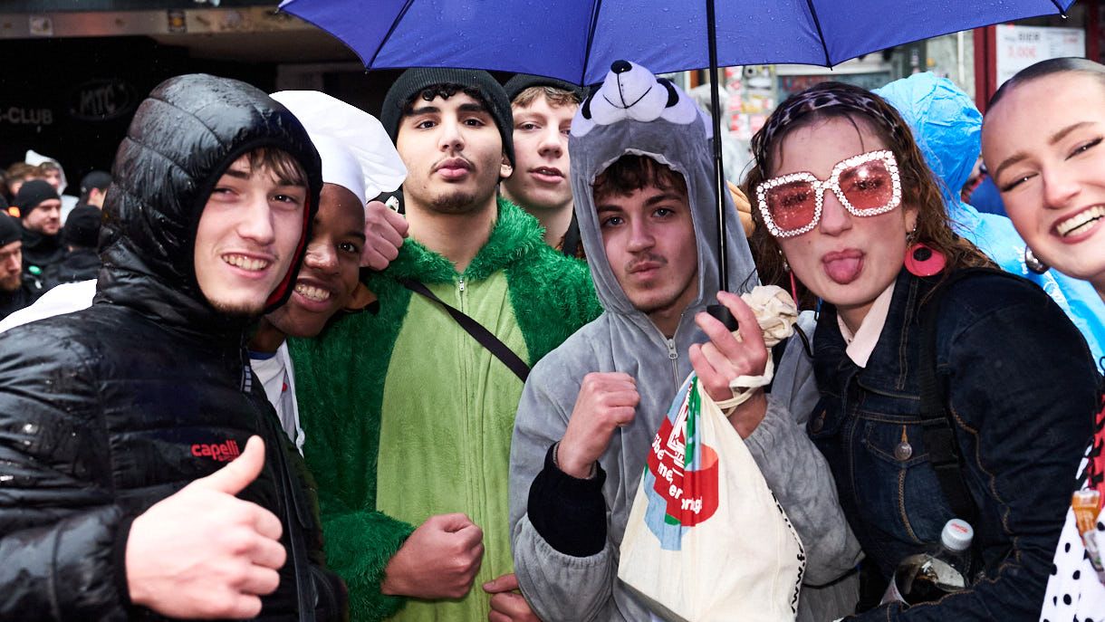Kölner Karneval 2024; Weiberfastnacht im Regen; Köln; Zülpicherstraße