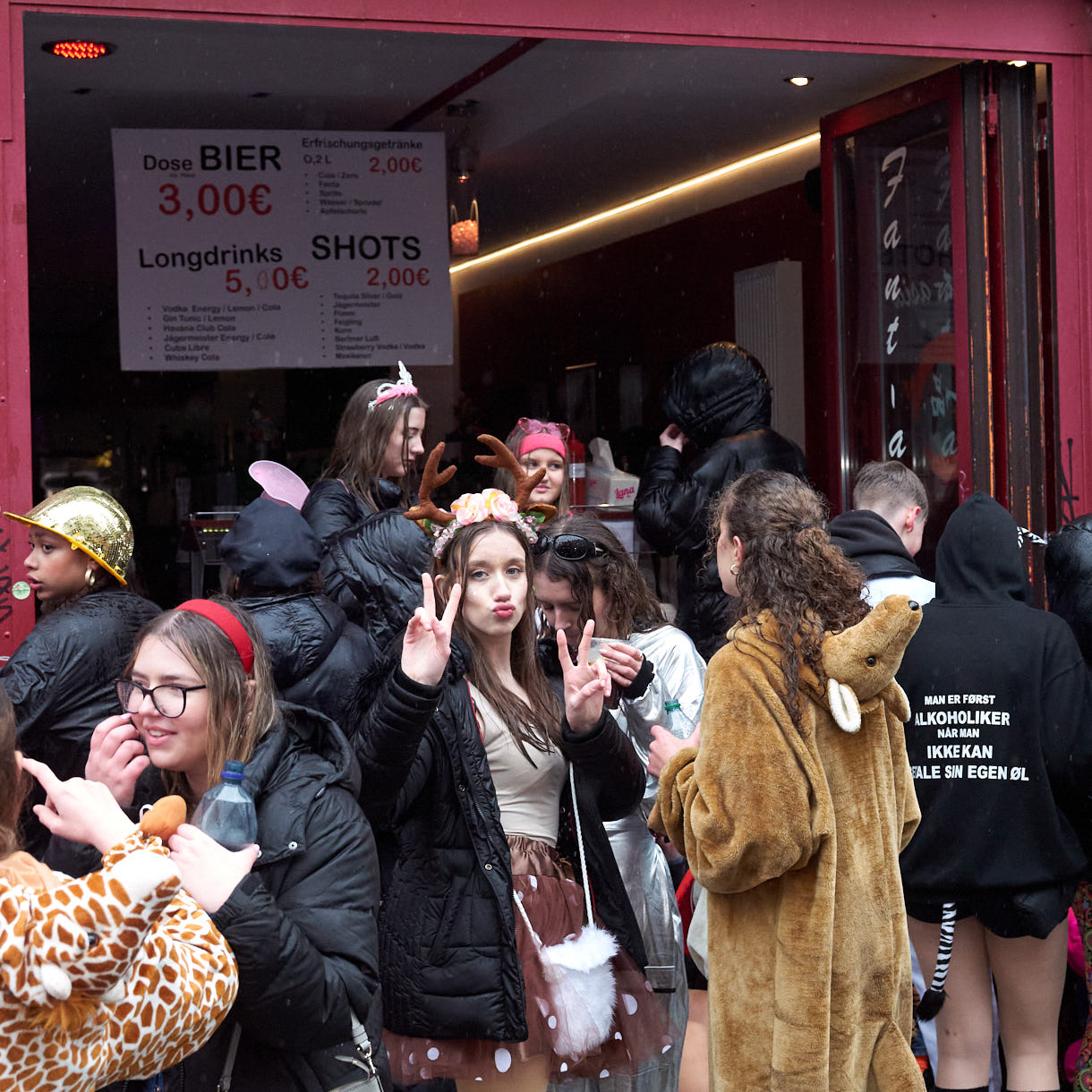 Kölner Karneval 2024; Weiberfastnacht im Regen; Köln; Zülpicherstraße