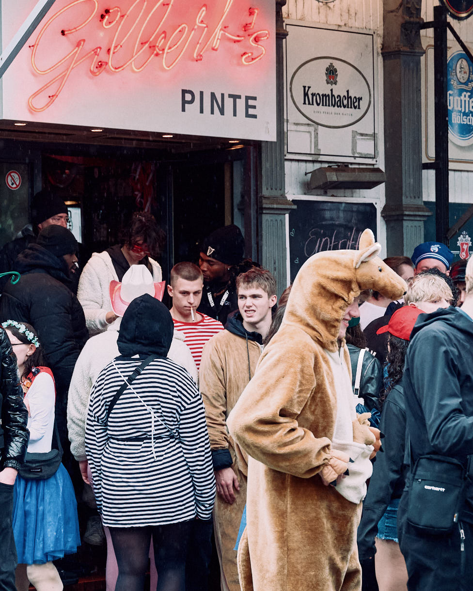 Kölner Karneval 2024; Weiberfastnacht im Regen; Köln; Zülpicherstraße