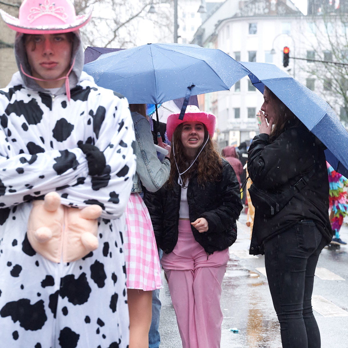 Kölner Karneval 2024; Weiberfastnacht im Regen; Köln; Zülpicherstraße
