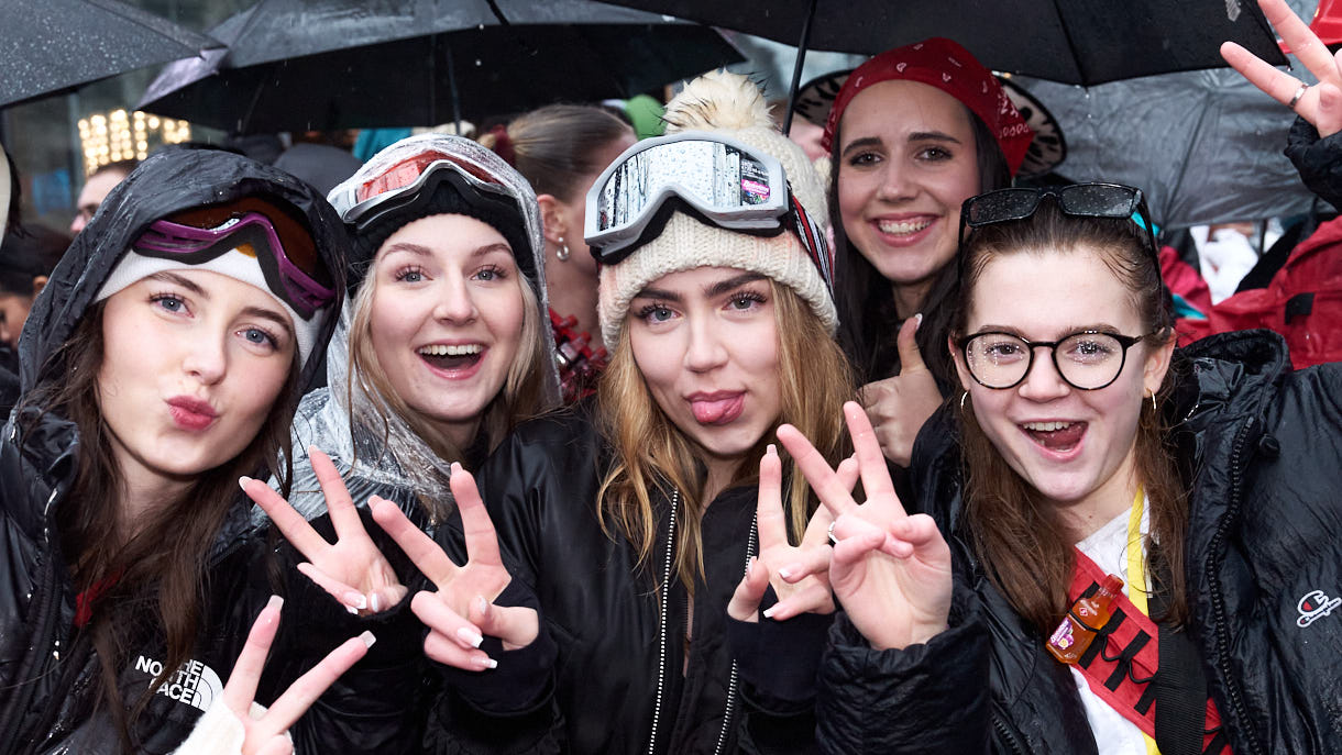 Kölner Karneval 2024; Weiberfastnacht im Regen; Köln; Zülpicherstraße