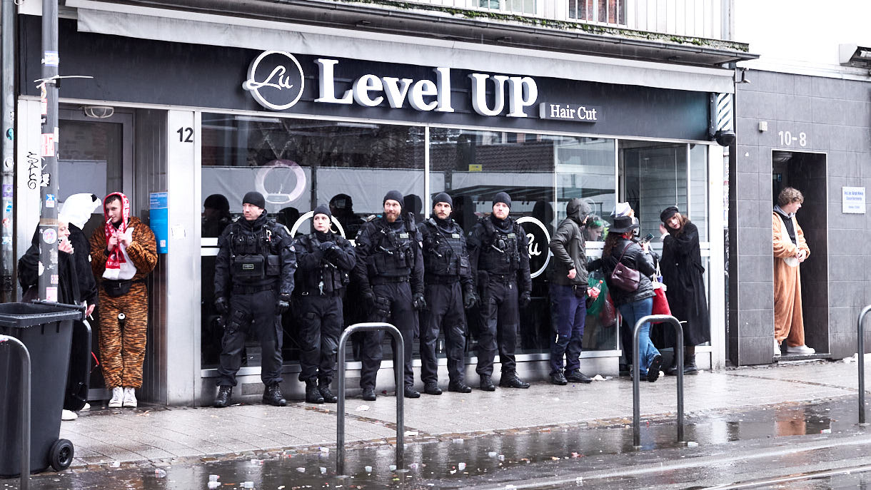 Kölner Karneval 2024; Weiberfastnacht im Regen; Köln; Zülpicherstraße