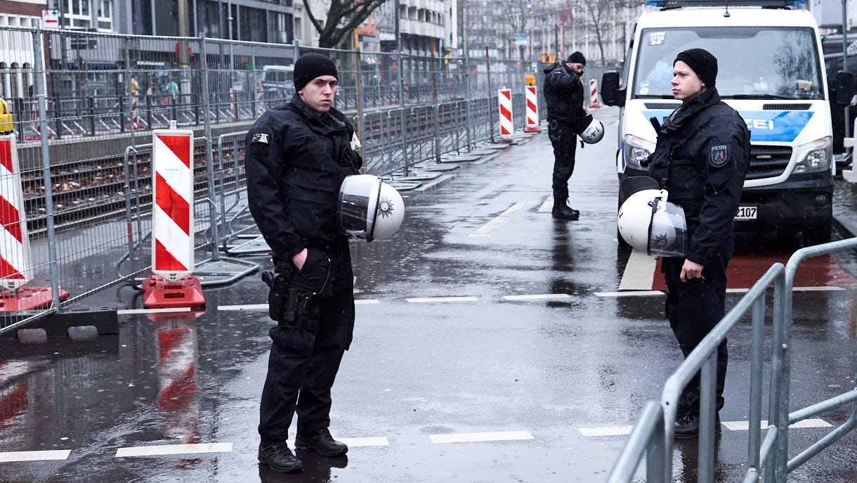Kölner Karneval 2024; Weiberfastnacht im Regen; Köln; Zülpicherstraße