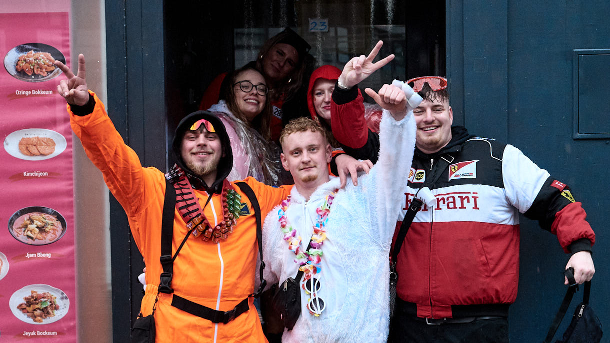 Kölner Karneval 2024; Weiberfastnacht im Regen; Köln; Zülpicherstraße