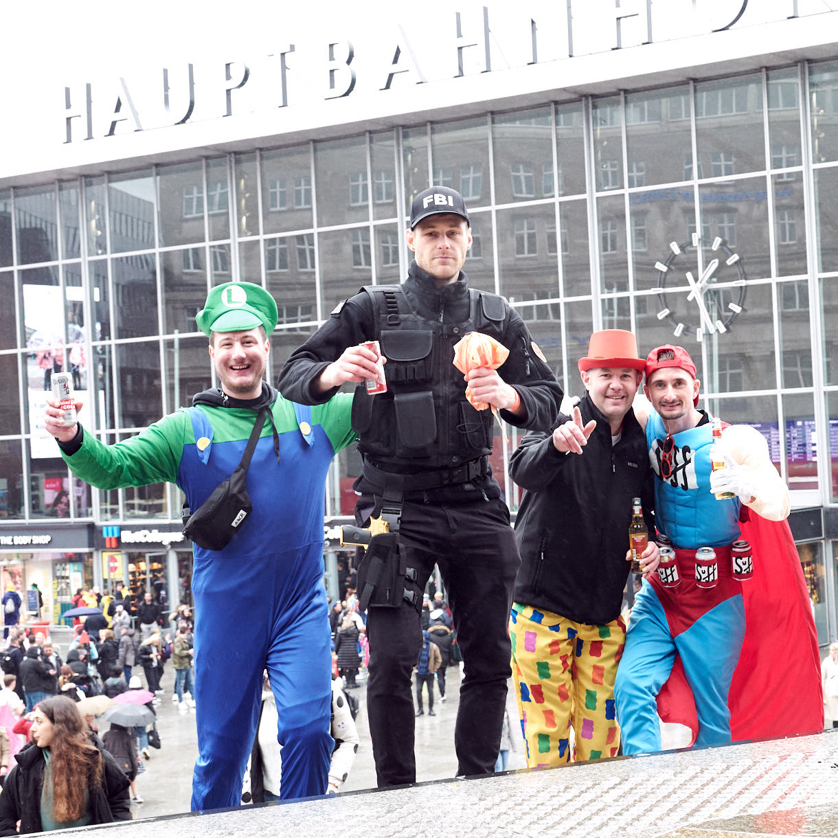 Kölner Karneval 2024; Weiberfastnacht im Regen; Köln