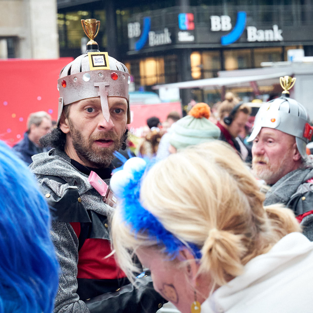 Kölner Karneval 2024; Weiberfastnacht im Regen; Köln