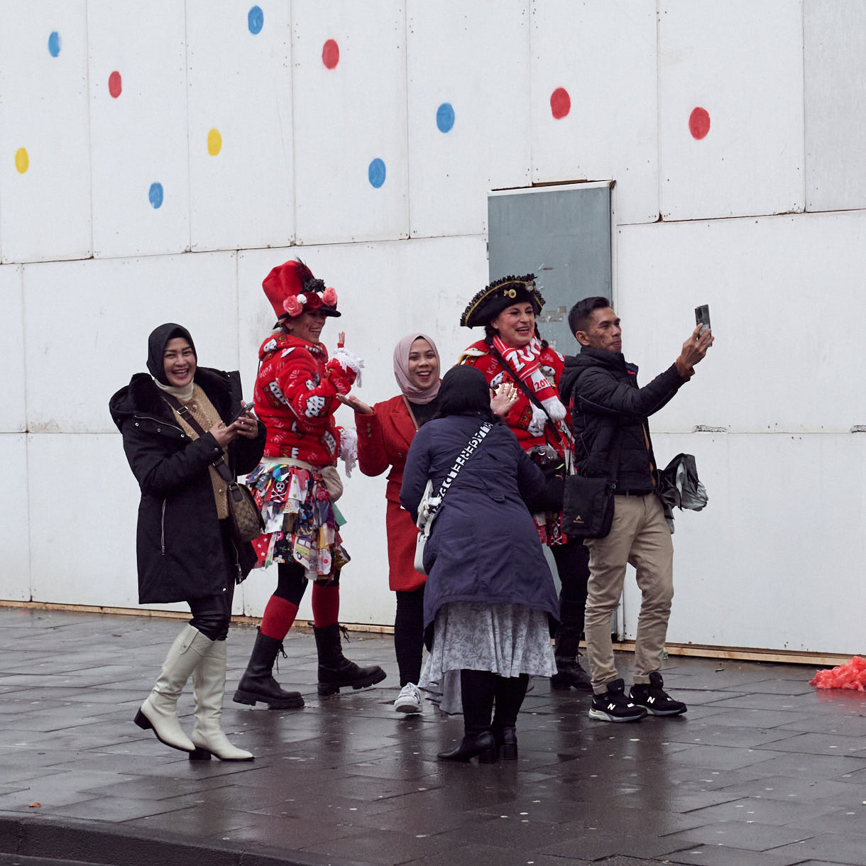 Kölner Karneval 2024; Weiberfastnacht im Regen; Köln