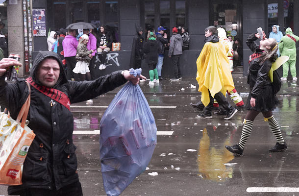 Kölner Karneval 2024; Weiberfastnacht im Regen; Köln; Zülpicherstraße