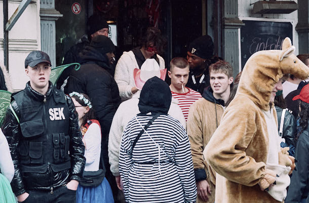 Kölner Karneval 2024; Weiberfastnacht im Regen; Köln; Zülpicherstraße