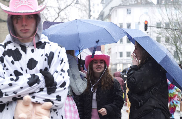 Kölner Karneval 2024; Weiberfastnacht im Regen; Köln; Zülpicherstraße