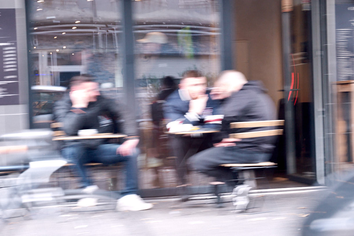 Fotografie aus der Serie "ehrenfeld" des "Street"-Fotografen H.Schiele; 2024; https://hschiele.de/ehrenfeld